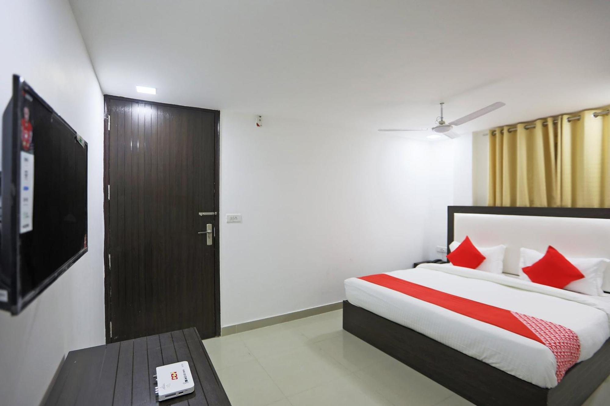 Townhouse South Lawn Hotel New Delhi Exterior photo