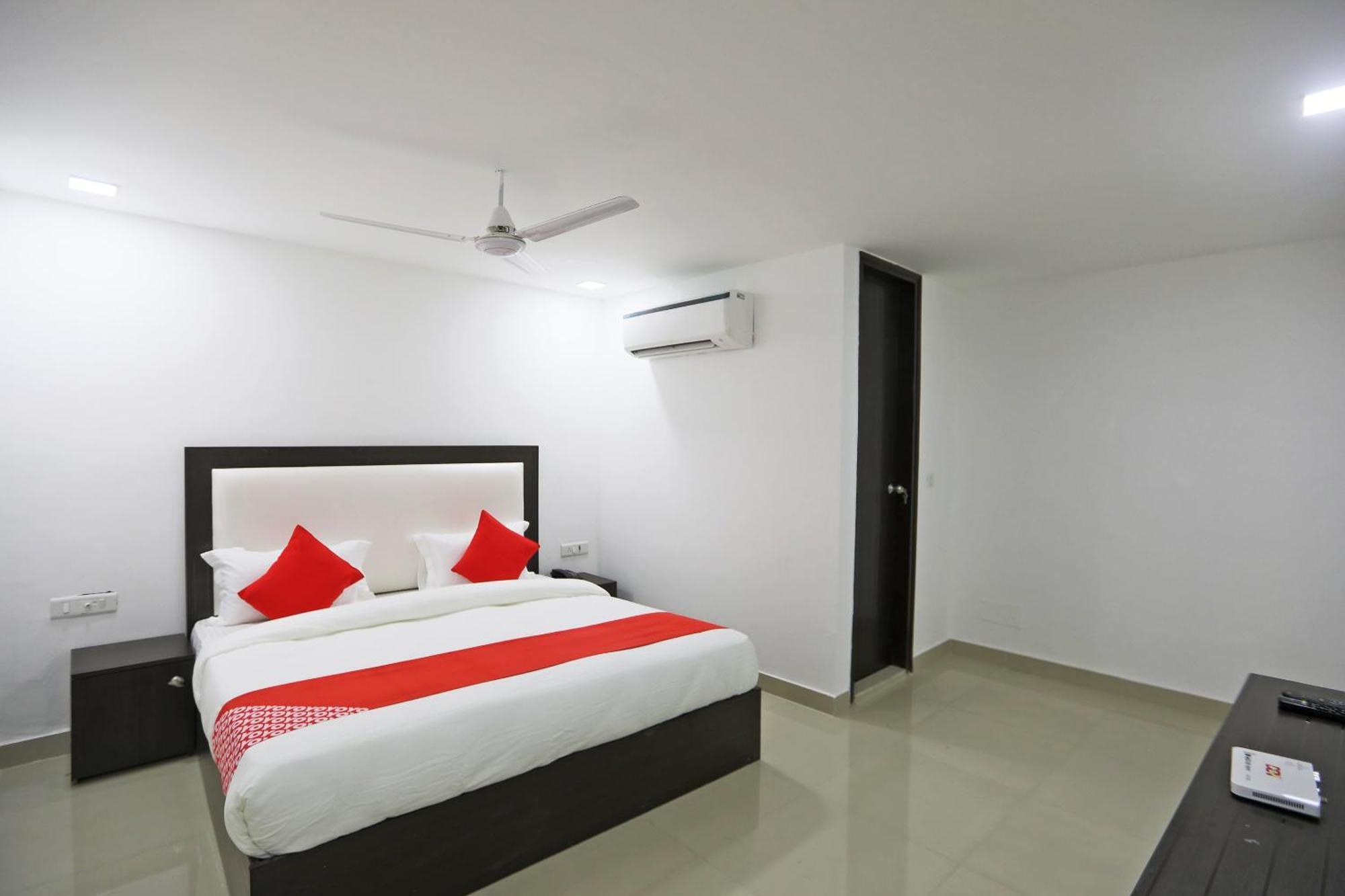Townhouse South Lawn Hotel New Delhi Exterior photo