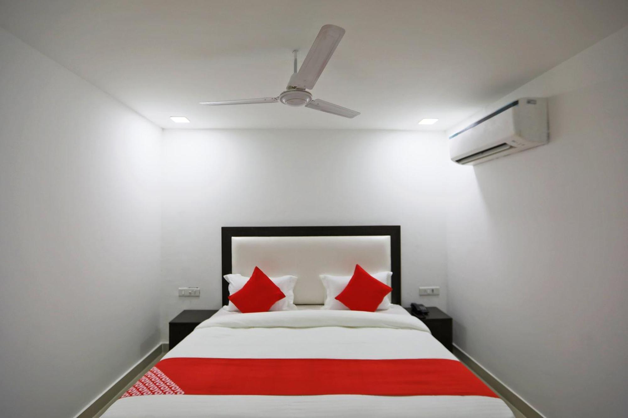 Townhouse South Lawn Hotel New Delhi Exterior photo
